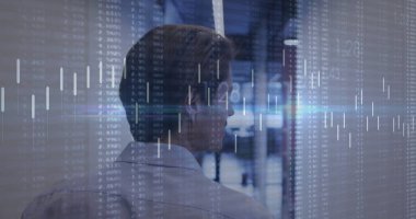 Çizelgeler inceleniyor, gömlekli adam ofiste veri çalışıyor, monitörlerle, kopyalama alanlarıyla. Finans, analitik, teknoloji, modern, profesyonel, veri görselleştirme, iş