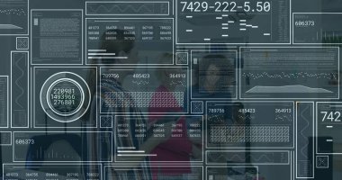 Şeffaf veri panellerinin incelenmesi, lobide iş birliği yapan iş profesyonellerinin tabletlerini içeriyor. Teknoloji, takım çalışması, yenilik, modern, analitik, kurumsal, iletişim