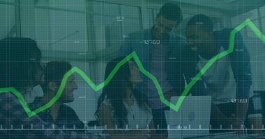 Konferans odasında dizüstü bilgisayarı analiz eden ve hat çizelgesi olan beş profesyonelle işbirliği yapmak. İş, takım çalışması, yenilik, analitik, modern, kurumsal, beyin fırtınası