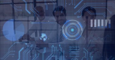 İş kıyafetleri içinde analiz ekibi ofiste şeffaf ekrandaki verileri dizüstü bilgisayarlarla tartışıyor. İşbirliği, yenilik, dijital, analitik, şirket, takım çalışması, modernite