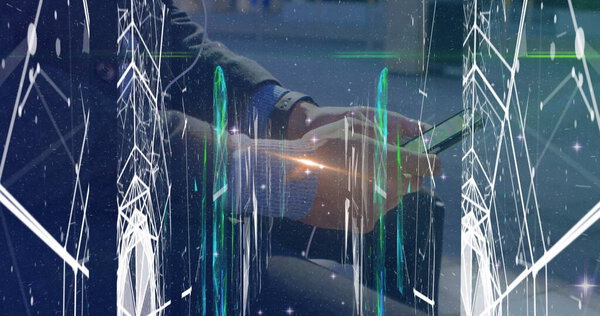 Просмотр данных накладывается на смартфон, человек в костюме, наручные часы, сидящие на скамейке отдыха, с чемоданом. Технологии, подключение, сетевое взаимодействие, футуризм, профессиональный, городской, цифровой