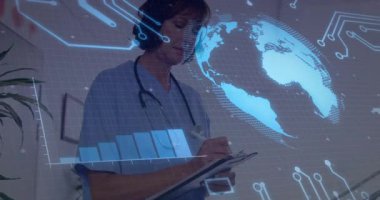 Tıbbi profesyonel pano notları dünyayı döndüren grafikler ve devreler başlatılıyor. Sağlık, teknoloji, yenilik, analiz, dijital, profesyonellik, veri görselleştirme