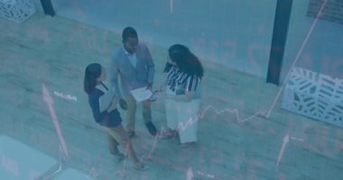 İşletme denetimine başlayan doktorları sunan kadın, panoyu işaret eden ve tableti araklayan adamla birlikte. İşbirliği, takım çalışması, profesyonel, modern, çalışma alanı, veri, analiz