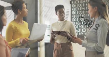 Pekala meslektaşım cam bölmeyle takım arkadaşına tablet sunuyor, animasyon çizelgeleri sunuyor. İşbirliği, takım çalışması, modernlik, iletişim, yenilik, dijital veri, profesyonel