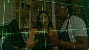 İş arkadaşları tableti inceliyor sonra da yemek dükkanındaki dokunmatik ekran kaydına dokunup işlemi bitiriyorlar. İşbirliği, perakende, teknoloji, hizmet, takım çalışması, modern, ticaret