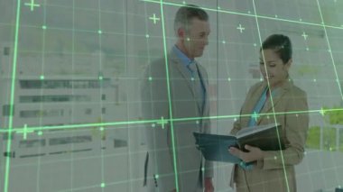 Şeffaf yeşil şebeke inceleme başlatılıyor, profesyoneller iş onayı için klasörü inceliyor. İşbirliği, takım çalışması, yenilik, analiz, modernlik, şirket, tartışma