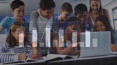 Eğitimde pist hattını tıkırdatan öğrenciler şeffaf verileri çubuklarla ve çizgi grafikleriyle örtüyorlar. İşbirliği, takım çalışması, öğrenme, eğitim, yenilik, dijital, gençlik