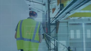 Sanayi mühendisi podyumda yürüyor şebeke kuruyor ve fabrika haritalarını canlandırıyor. Üretim, endüstriyel, teknoloji, veri, mühendislik, otomasyon, güvenlik