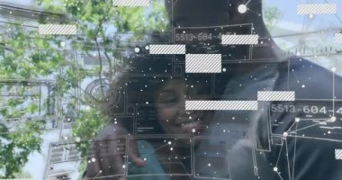 Bir adamın kolunu partnerine dolaması, teknolojiyi çalıştırması, tapınağı öperken veri panellerini canlandırması. Romantik, bağlantı, doğa, teknoloji, samimiyet, dinginlik, uyum