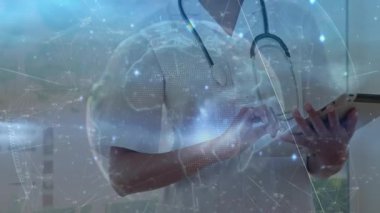 Kadın doktor tableti tıkırdatıyor ve dijital küre kaplamasını ayarlıyor. Teşhis için çizelgeler oluşturuyor. Futuristik, teknoloji, sağlık, dijital, yenilik, profesyonel, veri görselleştirme