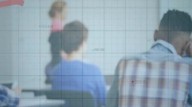 Deniz mavisi gömlekli çocuk sınıfta kitap okuyor, öğretmen izliyor, kırmızı grafikte animasyon yapıyor. Eğitim, sınıf, öğrenme, istatistik, veri görselleştirme, öğrenci, öğretim