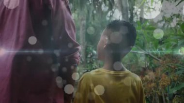 Büyükbabam torununa verandada rehberlik ediyor, kolunu uzatıyor ve mercekle eğitime başlıyor. Aile, jenerasyon, akıl hocalığı, doğa, açık hava, kırsal, ilham verici.