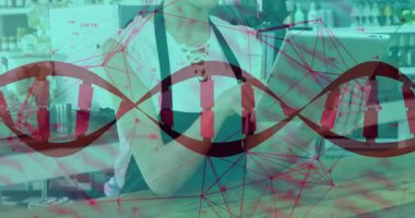 Kafedeki barista DNA sarmalı parladıktan sonra tablete uzanıyor, analiz sonuçları için ekranı kaydırıyor. Teknoloji, dijital, yenilik, iletişim, modern, iş, ağ.