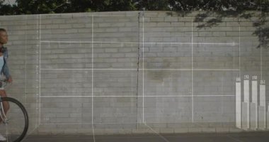 Bisiklet iten ve ızgaraya basan bir kadın kalp atış hızı grafiklerini aktifleştiriyor. Kentsel, fitness, teknoloji, faaliyet, sağlık, yaşam tarzı, modern