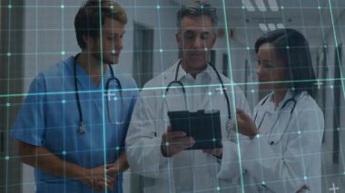 Acemi doktor, kıdemli doktora AR örtülü hasta verileri konusunda rehberlik ediyor. Tıbbi, işbirliği, fütüristik, sağlık, teknoloji, tanı, takım çalışması