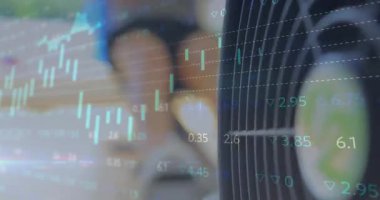 Teknisyen akıllı kaydırma cihazı ve yansıtma ölçümleri ile birim düğmesini ayarlıyor. Sanayi, teknoloji, analitik, bakım, kentsel, modern, verimlilik