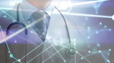 Kamera, erkek doktorun steteskopla tıbbi görüntüleme için düğümleri taradığını gösteriyor. Klinik, yenilik, fütüristik, sağlık, teknoloji, profesyonel, dijital