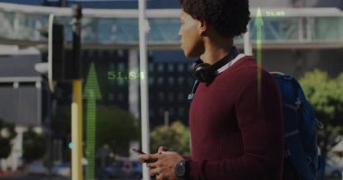 Akıllı telefon tutan adam yeşil ok ölçümleri artarken teknolojiyi kullanarak taksi çağırıyor. Kentsel, teknoloji, dijital, iletişim, ulaşım, modern, dinamik