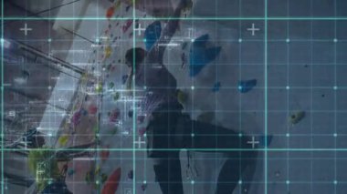 Dişi tırmanıcı koşum takımlarını güvence altına alıyor ve analiz formunu kullanarak spor salonunda yükselmeye başlıyor. Macera, güç, fitness, teknoloji, eğitim, meydan okuma, güvenlik