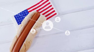 Sosisli bayrağında görünen ağ simgesi, düğümleri birbirine bağlıyor ve kullanıcı simgeleri bağlantıyı görselleştiriyor. Dijital, bağlantı, sosyal, yenilik, teknoloji, soyut, ağ