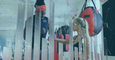 Eğitmen, stajyerin kol testine kırmızı eldiven takıyor. Animasyon çizelgesine uyuyor. Formda. Eğitim, koçluk, motivasyon, performans, spor, disiplin