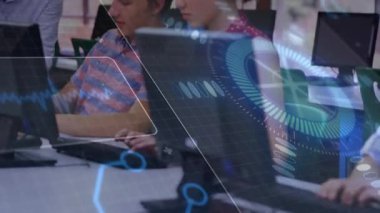 Bayan öğretmen bilgisayar laboratuvarına giriyor ve öğrencilerin kodlamalarına rehberlik ediyor, veri grafikleri masaya çarpıyor. Eğitim, teknoloji, yenilik, akıl hocalığı, işbirliği, dijital, sınıf