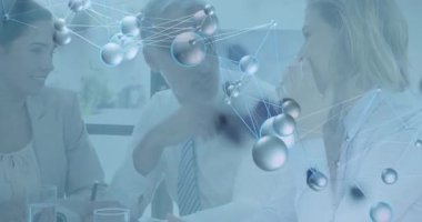 Kel adam, iş adamları doktorları moleküler kaplamayla incelerken kahkahaya neden oluyor. İşbirliği, takım çalışması, toplantı, beyin fırtınası, şirket, iletişim, profesyonel