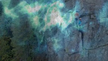 Tırmanış partnerleri çapaları kontrol ediyor ve macera için animasyon dişli simgeleriyle uçurum yüzeyini aşıyorlar. Macera, takım çalışması, açık hava, engebeli, keşif, risk, kararlılık