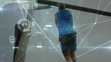 İpi tutan adam, ahşap platforma ayak bağlayan, yukarı doğru çekerek ağ kaplamasında zindelik gösteren. Sporcu, güç, antrenman, spor, açık hava, kararlılık, azim