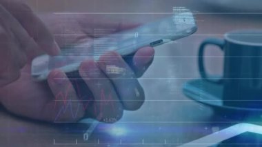 Akıllı telefona dokunan ve veri arayüzünü kaydıran bir adam, teknoloji için kod ve çizgi grafikleri üretiyor. Teknoloji, veri görselleştirme, mobil uygulama, dijital arayüz, analiz, modern, çalışma alanı
