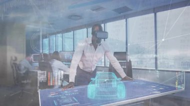 Teknik ekip verileri incelerken tasarım mühendisi masaya dokunuyor ve hologramı çalıştırıyor. Teknoloji, yenilik, uzmanlık, dalgın, fütüristik, işbirliği, dijital