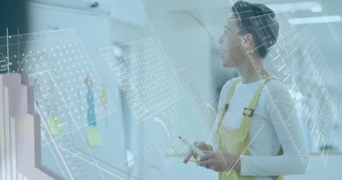 Kadın notları tıkırdatıyor ve bar çizelgesini etkinleştiriyor, tableti grafik ve teknoloji analizi için aşırıyor. Yenilik, veri görselleştirme, işbirliği, iş stratejisi, dijital araçlar, yaratıcı çalışma alanı, analitik