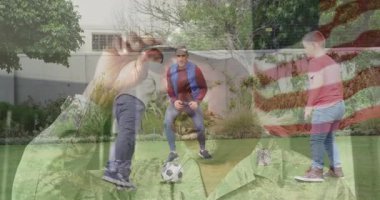 Babamın futbol oynayıp oğullarının gol attığı bayrağın bayrak açılışında gazi selamı. Vatanseverlik, aile, takım çalışması, açık hava, eğlence, birlik, kutlama