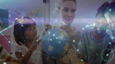 Öğretmenler coğrafya için coğrafi rehberlik yapıyor, öğrenciler eğiliyor, ağ örtüsü zayıflıyor ve nabız atıyor. Eğitim, işbirliği, öğrenme, bağlantı, yenilik, sınıf, akıl hocalığı