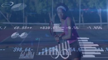 Tenis oyuncusu, spor performans verileri güncellemesi olarak top sallama raketini algılıyor. Atletik, rekabet, hassasiyet, teknoloji, fitness, eğitim, açık hava