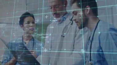 Bayan klinisyen tıkırtı tableti, ekibin mavi şebekeyle hasta tablosunu kaydırmasını sağlıyor. Tıbbi ekip, işbirliği, sağlık, teknoloji, dijital arayüz, klinik, profesyonellik