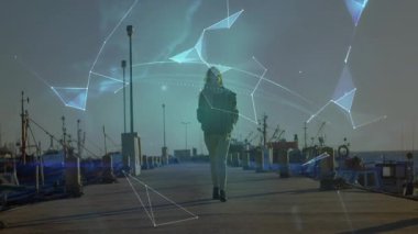 Rıhtımda yürüyen yetişkin bir kadın parlayan küre dokuma düğümlerini açıyor ve dönüşümlü teknoloji dünyasına dönüşüyor. Futuristik, teknoloji, yenilik, ağ, dijital, bağlantı, kentsel