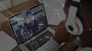 Bilgisayardaki iş görüşmesi düğmesine basan adam, konuşan meslektaşı ve onları birbirine bağlayan ağ örtüsü. İşbirliği, iletişim, dijital, bağlantı, uzaktan, teknoloji, profesyonellik