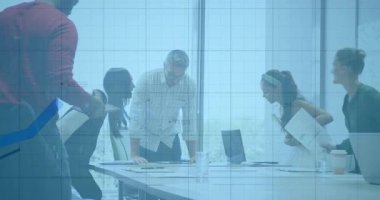 Yönetici iş toplantılarında evrakları dağıtıyor. Sürücü takımında dosyaları animasyon çizelgeleri olarak analiz ediyor. İşbirliği, takım çalışması, iş, analitik, veri, strateji, profesyonel