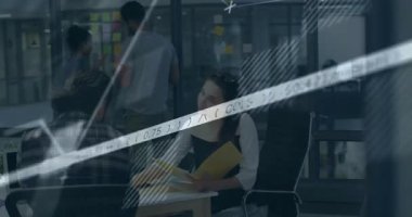 Kadın profesyonel ekranı işaret ediyor ve dizini çeviriyor. Teknoloji ölçümlerini gösteren animasyonlu grafikler. İşbirliği, analitik, takım çalışması, yenilik, veri görselleştirme, üretkenlik, kurumsal