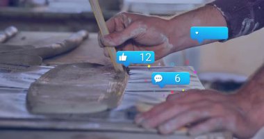 Kaburga aleti kullanarak Potter 'ın kil levhayı yumuşatması çömlek atölyesinde nişan simgeleri göstermesine neden oluyor. Sanatçılık, zanaat, el yapımı, zanaatkar, yaratıcı, stüdyo, gelenek