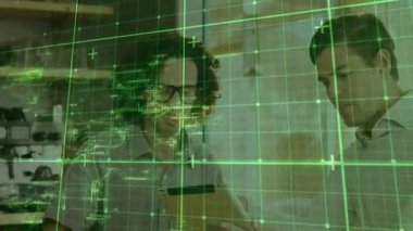 Mühendisler laboratuarda tablet dinliyorlar, proje analizi için holografik şebeke güncellemeleri üretiyorlar. İşbirliği, yenilik, teknoloji, mimari, mühendislik, fütürizm, bilimsel