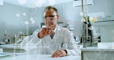 Kıdemli erkek bilim adamı, şeffaf holografik ızgaraları inceliyor, araştırmalar için molekülleri soyuyordu. Teknoloji, yenilik, araştırma, bilimsel, fütürizm, veri, görselleştirme