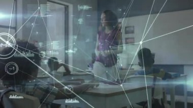 Öğretmen, sınıf öğrencilerinin dijital düğümlerle el kaldırarak öğrenmeyi geliştirmelerini sorguluyor. Eğitim, işbirliği, yenilik, dijital, sınıf, etkileşim, iletişim