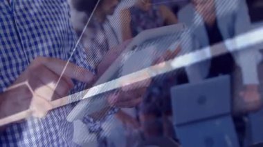 Tableti tıklatan adam, iş veri analizi için yarı saydam grafikler üretiyor. Veri, takım çalışması, üretkenlik, yenilik, teknoloji, işbirliği, analitik