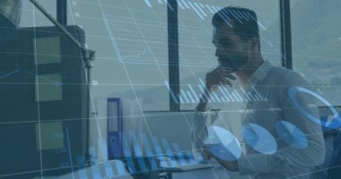 Analizci dizüstü bilgisayarda veri komutları yazıyor ve not yazarken animasyon çizelgeleri oluşturuyor. Profesyonel, üretkenlik, analiz, yenilik, odaklanma, çalışma alanı, veri görselleştirme