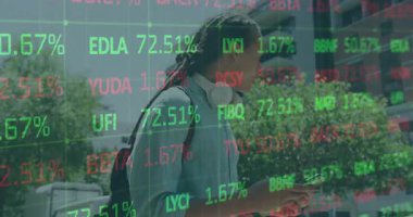 Şehir caddesinde yürüyen akıllı telefon, borsa kalp kaplamasını gösteriyor, kolunu kaldırarak tepki veriyor. Kentsel, teknoloji, yenilik, finans, hareketlilik, yaşam tarzı, modern