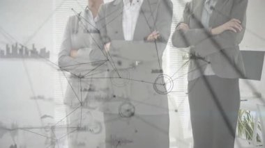 Ağ, kameranın açılışıyla örtüşüyor ve ofisteki kendine güvenen iş kadınlarını gösteriyor. İşbirliği, yenilik, takım çalışması, teknoloji, profesyonellik, modernlik, liderlik