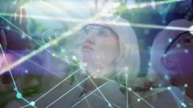 İki bilimadamı sarmaşığa dokunuyor ve örnek alıyor, sera araştırmalarında veri toplamaya başlıyorlar. Botanik, bahçıvanlık, yenilik, bilimsel, kimya, dijital, izleme