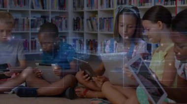 Kamera geri çekilirken yeni öğrencilerin tabletlere dokunduğunu, öğrenme için bağlantı cihazlarını üst üste koyduğunu gösteriyor. Eğitim, teknoloji, işbirliği, sınıf, bağlantı, gençlik, dijital